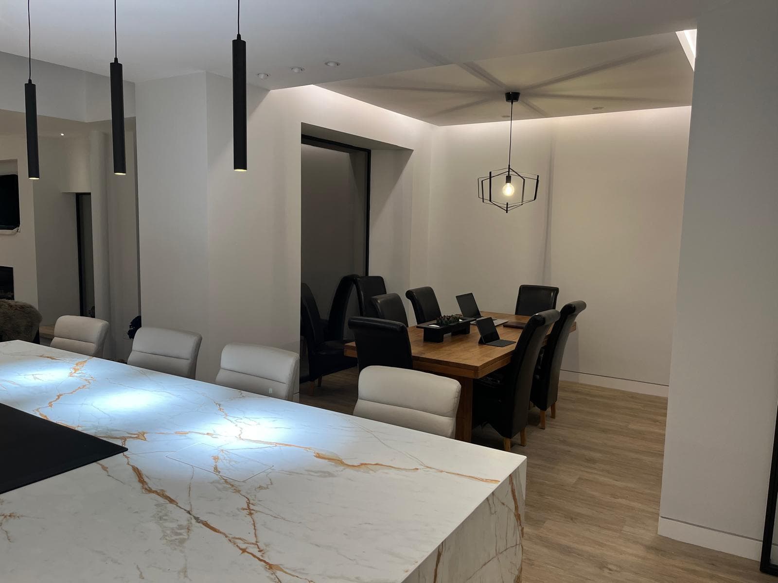 Minimalist kitchen with dark oak accents and drop pendant lighting